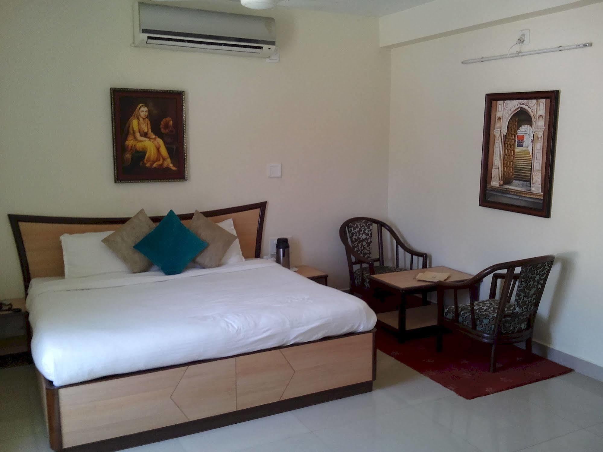 Hotel Karnavati Mount Abu Eksteriør bilde